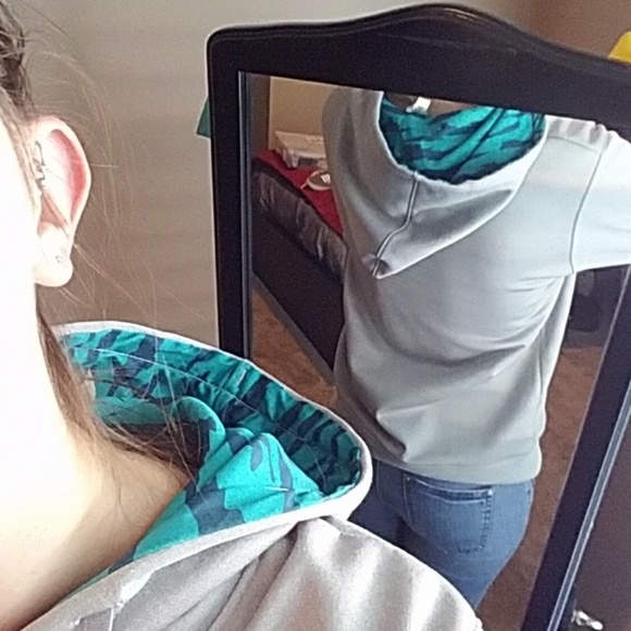 Under armor hoodie - Picture 3 of 4